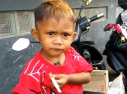 В Индонезии 2-летний малыш курит 40 сигарет в день