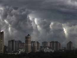 Или сдует, или смоет: в Москве желтый уровень опасности начался раньше срока, фото и видео стихии