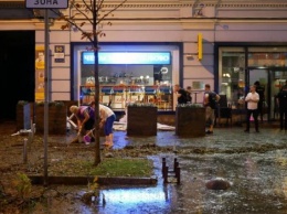 Ночной ливень в Киеве: затоплена часть улиц, повреждена брусчатка