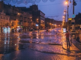 Водопад в «Метроград» и «море» на Крещатике: последствия стихии
