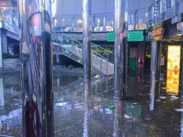 В последствии сильнейших ночных ливней затопило столичный ТЦ «Метроград»
