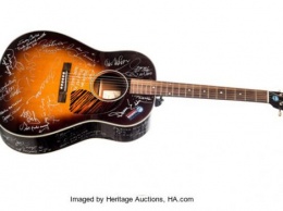 Гитару с автографами Маккартни, Клэптона и еще 70 музыкантов выставили на аукцион за 50 тыс. долларов