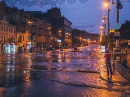 Киевские власти о подтоплении Крещатика: ливневка работает отлично, но ее закрыло мусором