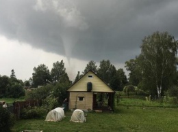 В Тверской области очевидцы сняли устрашающий смерч