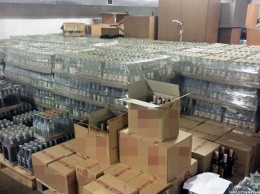 Полиция на складе в Киеве обнаружила 15 тысяч бутылок алкоголя с явными признаками подделки (фото)