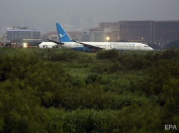 Boing китайской авиакомпании совершил жесткую посадку в Маниле и потерял двигатель