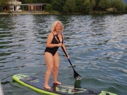 Первый вице-спикер с веслом. Фото, как Ирина Геращенко оседлала доску в купальнике