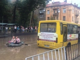 Во Львове прошел сильнейший ливень: уровень воды поднялся до метра, машины в воде по крышу (фото)