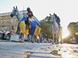 На Дерибасовской средневековый рыцарь приглашал горожан на поединок. Фото