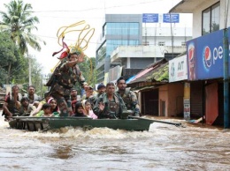 В индийском штате Керала - самое большое наводнение за последние 100 лет: более 300 человек погибли, 200 тысяч человек остались без крова