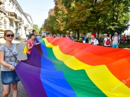 ЛГБТ, активисты и копы в одном котле: как на Приморском бульваре проходил гей-парад (фоторепортаж)