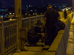 В Днепре патрульные спасли девушку, которая хотела спрыгнуть с Амурского моста