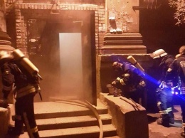 В центре мужчина чуть не погиб в горящей квартире: спасать его приехали 6 пожарных машин