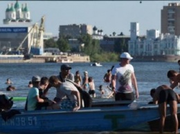 В Астрахани на остров Городской возили отдыхающих на опасной лодке