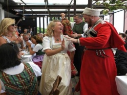 Танцы с Путиным и казаками. Появились фото со свадьбы главы МИД Австрии