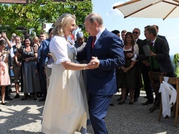 В Кремле рассказали, чем Путин отличился на свадьбе главы МИД Австрии