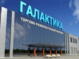 В Краснодаре в ТРЦ «Галактика» с потолка выпало окно