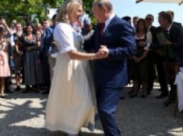 В Австрии Путин станцевал с невестой и подарил ей самовар