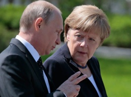 Долго беседовали наедине в парке: первые подробности встречи Путина и Меркель, на которой обсуждалась Украина