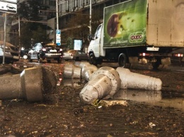 Автомобили сносило с дороги: улицы Киева снова не выдержали напора ливней (ФОТО, ВИДЕО)