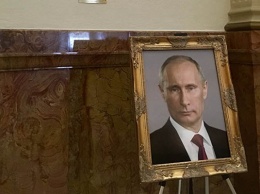 Американскую чиновницу наказали за портрет Путина в Капитолии