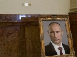 В США чиновницу наказали за портрет Путина