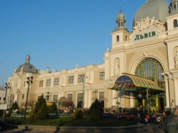 Возмущенные пассажиры установили палатки на львовском вокзале из-за скандала с «Укрзализныцей» (ФОТО)