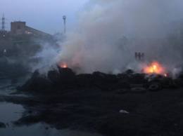 В Запорожье горел завод по переработке резины - видео