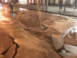 Годзилла прошлась: в Киеве из-за дождя целая улица ушла под землю