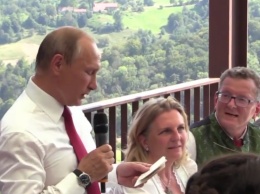 Путин станцевал на свадьбе главы МИД Австрии. В Украине упрекнули в «российском покровительстве»