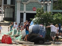 Неудачная парковка в Одессе привела к падению автомобиля в яму