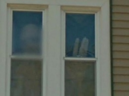 Пришелец, стоящий за окном в доме, попал на снимок Google Maps