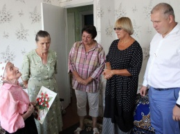На Полтавщине поздравили долгожительницу и мать-героиню (фото)