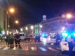На мэрию Харькова совершено нападение: застрелен полицейский, есть раненые