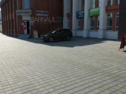 В Барнауле жители возмущены припаркованными авто на Мало-Тобольской