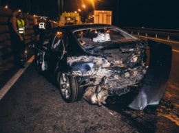 В Киеве на Южном мосту у BMW на «евробляхах» отвалилось колесо: машину занесло в отбойник