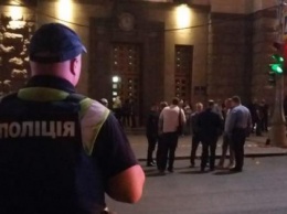 Возле здания горсовета Харькова произошла перестрелка, погиб полицейский (ФОТО)