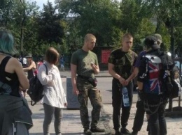 В Киеве молодчики с символикой Нацкорпуса напали на несовершеннолетнюю "неформалку". Такие случаи регулярные, - вице-премьер