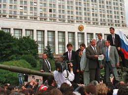 Руцкой рассказал о запое и попытках бегства Ельцина в посольство США