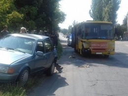 В Запорожье маршрутка с пассажирами врезалась в машину на обочине (ФОТО)