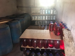 В Одессе нашли подпольный цех по производству опасных алкогольных напитков. Фото