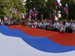В Симферополе развернут самый большой флаг в Крыму