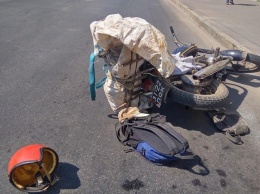 Фотофакт: на Зыгина неадекватный мотоциклист бросил свой мотоцикл посреди дороги и убижал
