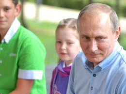 Так создается картинка "величия": Путина заклеймили позором за постановочную встречу с подростками