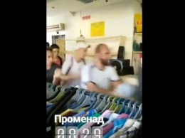 В Запорожье секонд-хенд удивил неординарной рекламой (ВИДЕО)