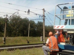 В Днепропетровской области мужчина залез на опору контактной сети