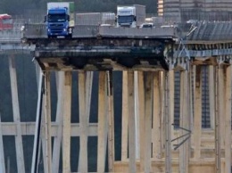 Обрушение моста в Генуе зафиксировали камеры наблюдения