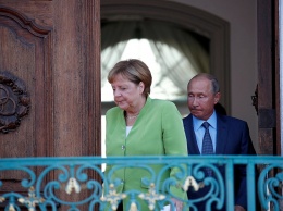 Вместо тысячи слов: в сети хохочут над лицами Путина и Меркель после "свидания"