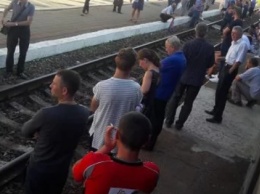 Во Львове недовольные пассажиры традиционно перекрыли железнодорожную станцию