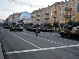 В Киеве водитель Audi проехался в колонне военной техники, репетирующей парад ко Дню Независимости